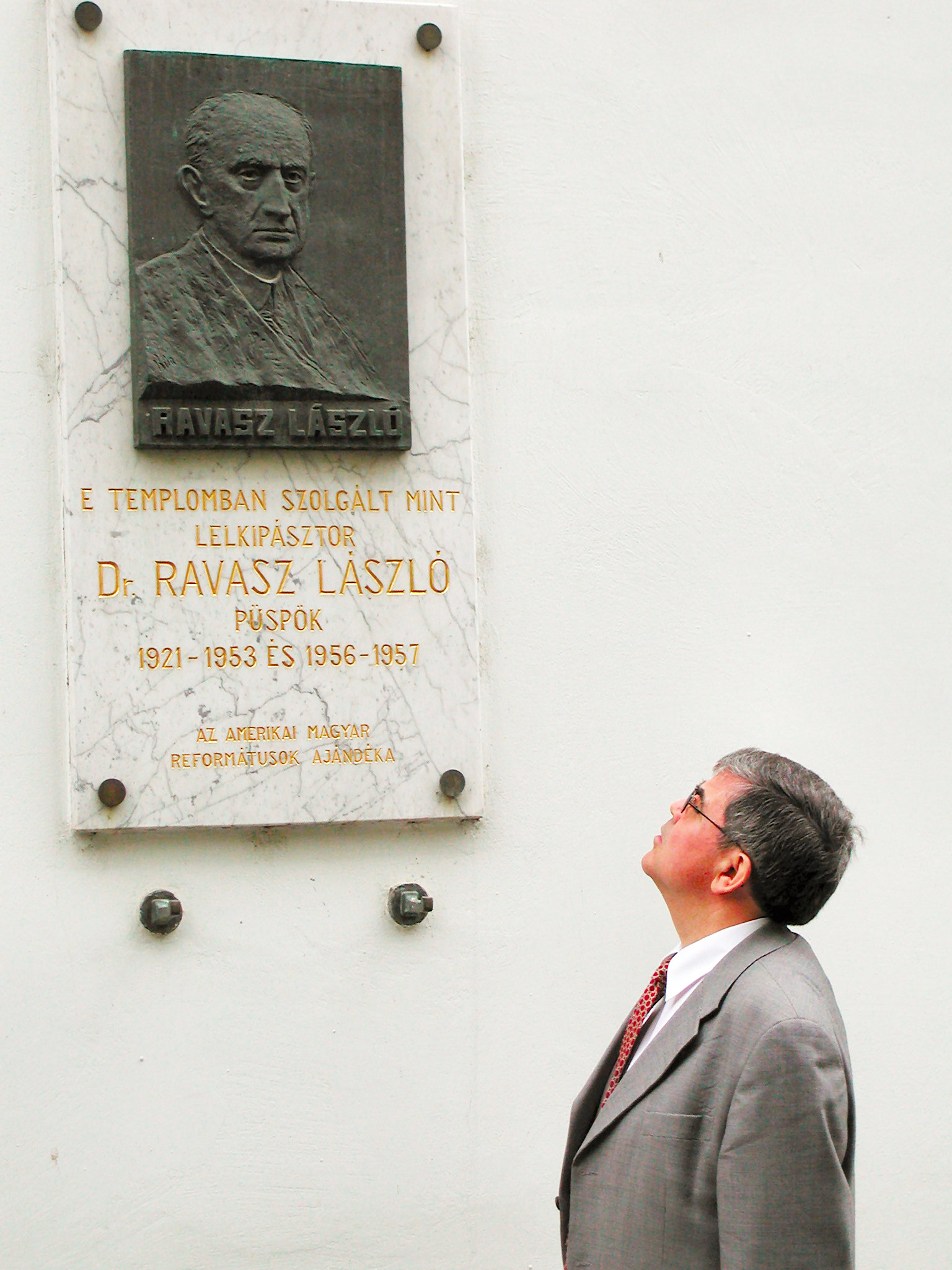 Dr Békássy N Albert Ravasz László emléktáblájánál a Kálvintéri református templom falán